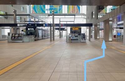 順路下りエスカレーター前